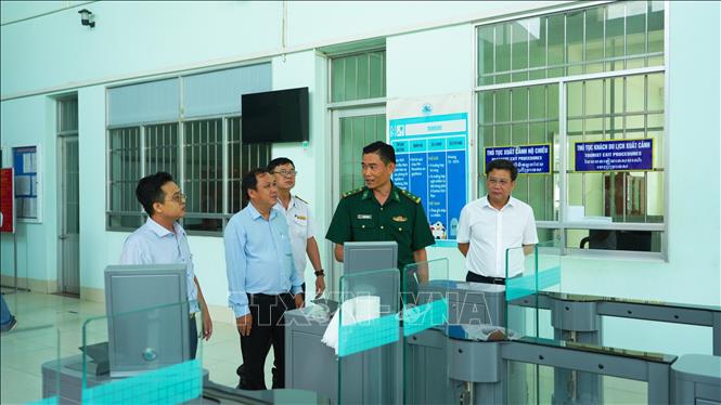 Các lực lượng chức năng trao đổi về điều kiện cơ sở vật chất, trang thiết bị tại khu vực kiểm soát cửa khẩu. Ảnh: Minh Phú - TTXVN 