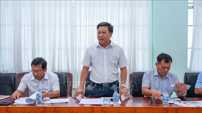 Ông Thái Bình An, Phó Trưởng Ban Quản lý Khu kinh tế tỉnh Tây Ninh và các đơn vị trao đổi về phương án nâng cấp Cửa khẩu quốc tế Bình Hiệp. Ảnh: Minh Phú - TTXVN 