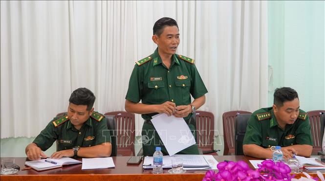 Trung tá Nguyễn Văn Giào, Phó Tham mưu trưởng Ban Chỉ huy Bộ đội Biên phòng tỉnh Tây Ninh đề xuất bổ sung trang thiết bị phục vụ công tác kiểm soát biên giới. Ảnh: Minh Phú - TTXVN 