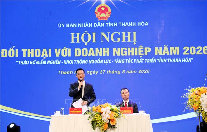 Đại diện lãnh đạo tỉnh Thanh Hóa và Hội doanh nghiệp tỉnh Thanh Hóa điều hành đối thoại ý kiến của các doanh nghiệp tại Hội nghị. Ảnh: Việt Hoàng - TTXVN