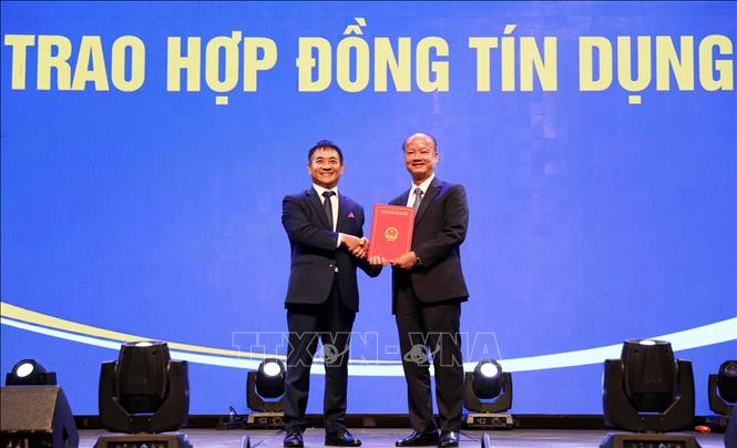 Các doanh nghiệp vui mừng được trao Hợp đồng tín dụng tại Hội nghị. Ảnh: Việt Hoàng - TTXVN