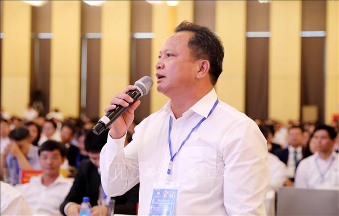 Ông Hoàng Chí Minh - Chủ tịch Hội doanh nghiệp xã Hà Trung ý kiến về giá vật liệu cao ảnh hưởng tới công tác thực hiện các dự án. Ảnh: Việt Hoàng - TTXVN
