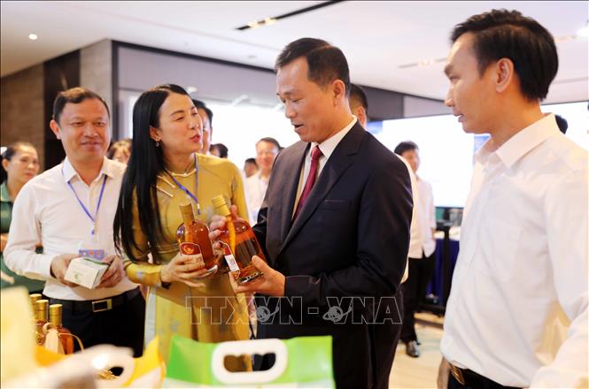 Lãnh đạo tỉnh tham quan các gian hàng triển bày tại Hội nghị để quảng bá, giới thiệu sản phẩm của địa phương. Ảnh: Việt Hoàng - TTXVN