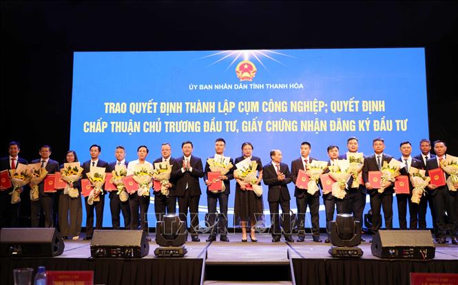Các doanh nghiệp được trao Quyết định cụm công nghiệp, chấn nhận đầu tư và giấy chứng nhận đăng ký đầu tư tại Hội nghị. Ảnh: Việt Hoàng - TTXVN