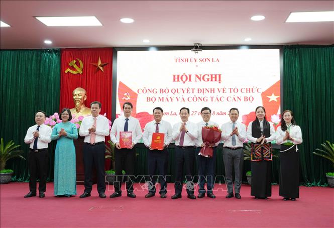 Lãnh đạo Tỉnh ủy Sơn La trao các quyết định và tặng hoa chúc mừng Đảng bộ Hội đồng nhân dân tỉnh Sơn La. Ảnh: Nguyễn Cường - TTXVN