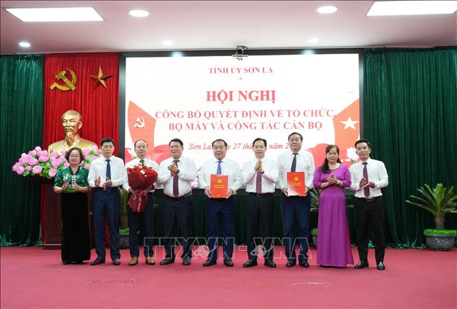 Lãnh đạo Tỉnh ủy Sơn La trao các quyết định và tặng hoa chúc mừng Đảng bộ Mặt trận Tổ quốc, các đoàn thể tỉnh Sơn La. Ảnh: Nguyễn Cường - TTXVN