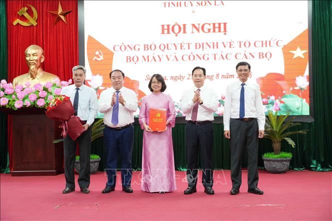 Lãnh đạo Tỉnh ủy Sơn La trao quyết định và tặng hoa chúc mừng Ban Tuyên giáo Tỉnh ủy Sơn La. Ảnh: Nguyễn Cường - TTXVN.