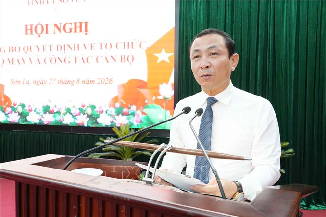 Đồng chí Nguyễn Đức Thành, Trưởng Ban Tổ chức Tỉnh ủy Sơn La công bố các quyết định tại Hội nghị. Ảnh: Nguyễn Cường - TTXVN
