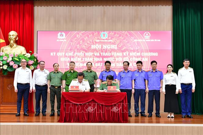 Bộ trưởng Bộ Công an Lương Tam Quang và Tổng Kiểm toán Nhà nước Nguyễn Hữu Nghĩa ký Quy chế phối hợp công tác. Ảnh: TTXVN phát