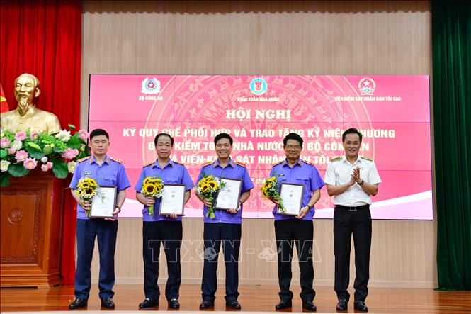 Tổng Kiểm toán Nhà nước Nguyễn Hữu Nghĩa trao Kỷ niệm chương 