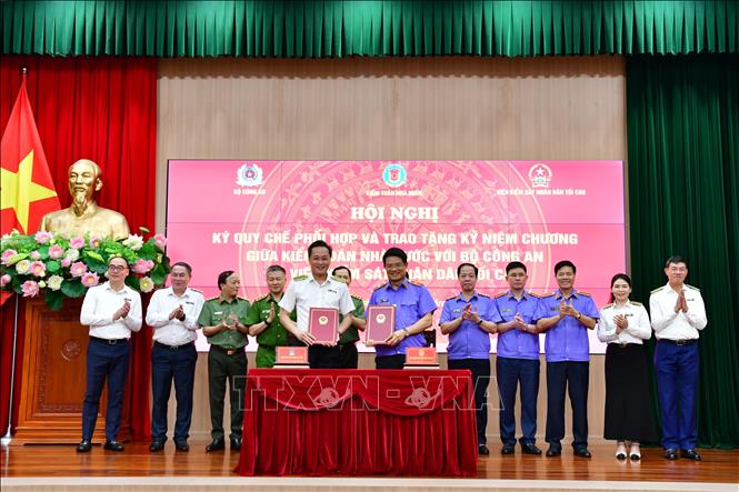 Viện trưởng Viện Kiểm sát nhân dân tối cao Nguyễn Huy Tiến và Tổng Kiểm toán Nhà nước Nguyễn Hữu Nghĩa trao Quy chế phối hợp công tác. Ảnh: TTXVN phát