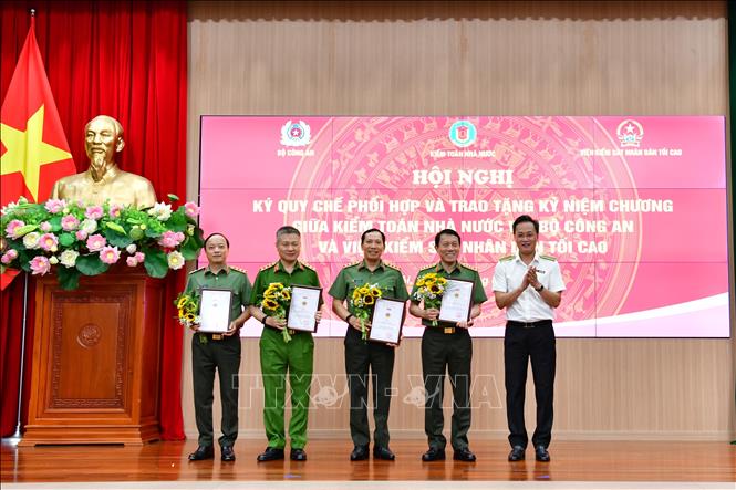 Tổng Kiểm toán Nhà nước Nguyễn Hữu Nghĩa trao Kỷ niệm chương 