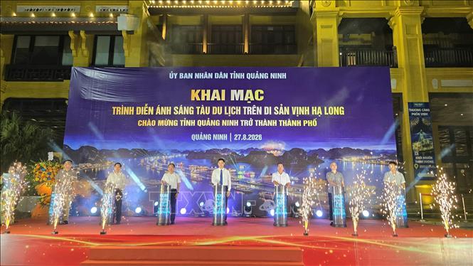 Lãnh đạo tỉnh Quảng Ninh cùng các đại biểu thực hiện nghi thức bấm nút khai mạc Chương trình trình diễn ánh sáng tàu du lịch. Ảnh: Thanh Vân - TTXVN