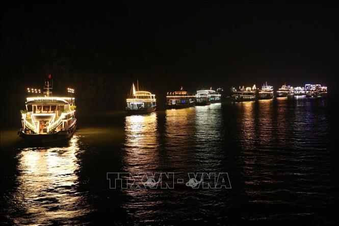 Màn phối hợp trình diễn ánh sáng, âm thanh và pháo hoa rực rỡ từ dàn tàu du lịch trên mặt nước vịnh Hạ Long. Ảnh: Thanh Vân - TTXVN
