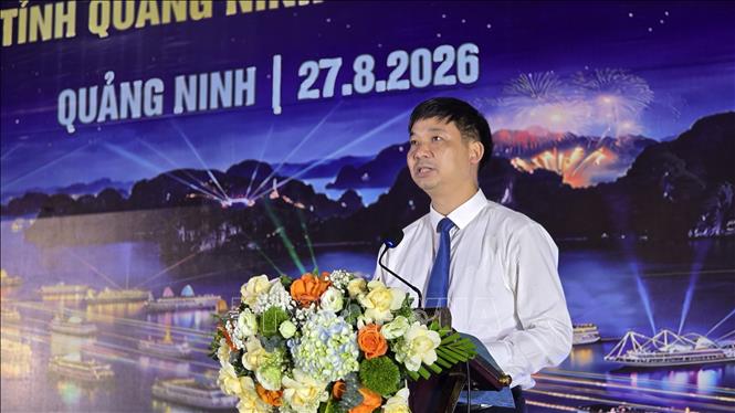 Ông Nguyễn Văn Công, Phó Chủ tịch UBND tỉnh Quảng Ninh phát biểu khai mạc Chương trình trình diễn ánh sáng tàu du lịch trên vịnh Hạ Long. Ảnh: Thanh Vân - TTXVN