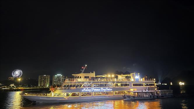 Không gian sang trọng, lịch lãm của dàn tàu du lịch hiện đại, góp phần nâng tầm trải nghiệm đẳng cấp cho du khách trên vịnh Hạ Long. Ảnh: Thanh Vân - TTXVN