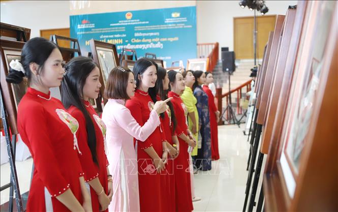 Cô giáo Trường Song ngữ Lào - Việt Nam Nguyễn Du giới thiệu cho học sinh về Bác Hồ tại Triển lãm. Ảnh: Xuân Tú - PV TTXVN tại Lào