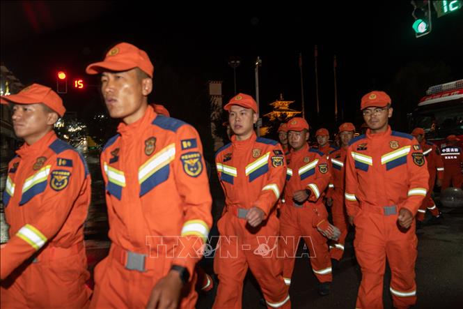 Lực lượng cứu hộ được triển khai tới hiện trường vụ lở đất ở khu vực Cát Long thuộc Khu tự trị Tạng, Trung Quốc, giáp giới Nepal ngày 27/8/2026. Ảnh: THX/TTXVN phát
