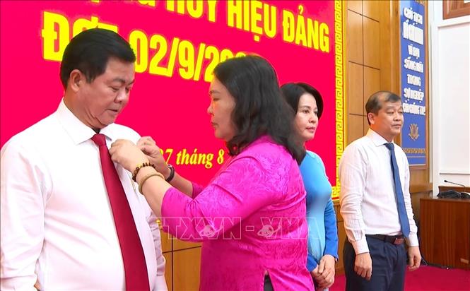 Ủy viên BCH Trung ương Đảng, Phó Bí thư Thường trực Tỉnh ủy Tây Ninh Hồ Thị Hoàng Yến trao Huy hiệu đảng cho đảng viên. Ảnh: Thanh Bình –TTXVN