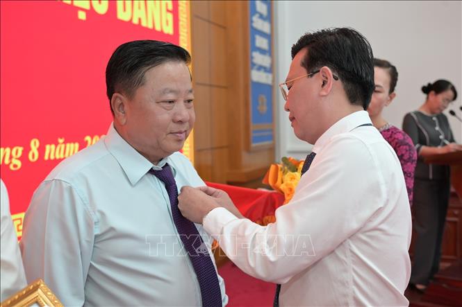 Phó Bí thư Tỉnh ủy, Chủ tịch Ủy ban Mặt trận Tổ quốc Việt Nam tỉnh Tây Ninh Nguyễn Thanh Hải trao Huy hiệu Đảng cho đảng viên. Ảnh: Thanh Bình -TTXVN

