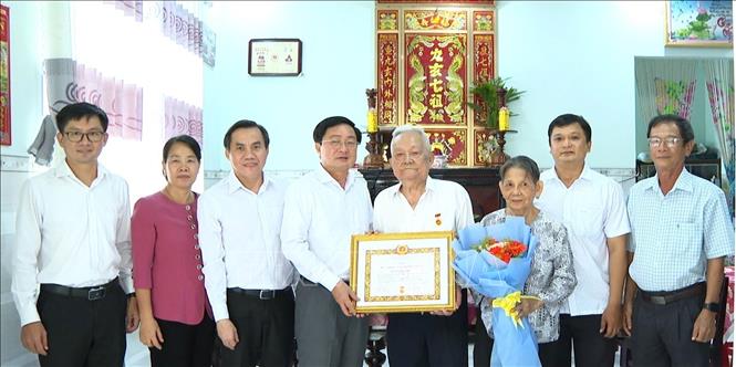 Ủy viên BCH Trung ương Đảng, Bí thư Tỉnh ủy Tây Ninh Nguyễn Văn Quyết trao Huy hiệu Đảng cho đảng viên 70 tuổi Nguyễn Tấn Bền, phường Long An, tỉnh Tây Ninh. Ảnh: Thanh Bình –TTXVN