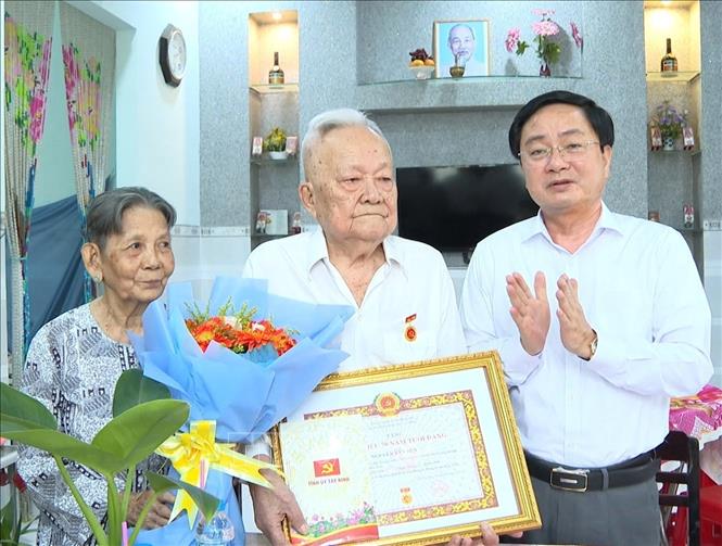 Ủy viên BCH Trung ương Đảng, Bí thư Tỉnh ủy Tây Ninh Nguyễn Văn Quyết trao Huy hiệu Đảng cho đảng viên 70 tuổi Nguyễn Tấn Bền, phường Long An, tỉnh Tây Ninh. Ảnh: Thanh Bình –TTXVN