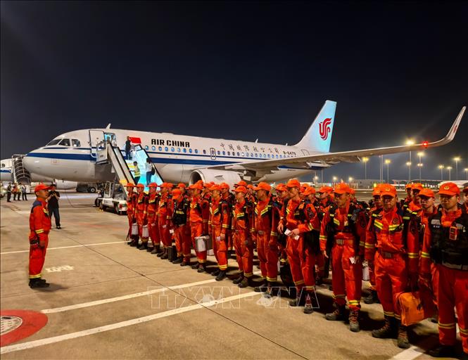 Lực lượng cứu hộ tại sân bay tỉnh Tứ Xuyên, chuẩn bị lên đường tới hiện trường vụ lở đất ở khu vực Cát Long thuộc Khu tự trị Tạng, Trung Quốc, giáp giới Nepal ngày 27/8/2026. Ảnh: THX/TTXVN phát