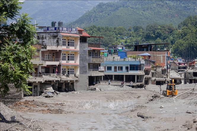 Hiện trường đổ nát sau trận lũ quét nghiêm trọng ở khu vực Nuwakot, Nepal ngày 27/8/2026. Ảnh: THX/TTXVN phát