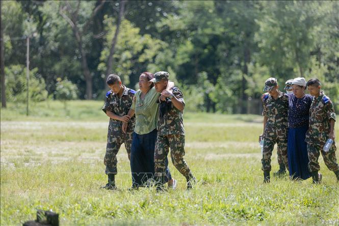 Binh sĩ hỗ trợ nạn nhân tại hiện trường lũ quét tàn phá nghiêm trọng ở khu vực Nuwakot, Nepal ngày 27/8/2026. Ảnh: THX/TTXVN phát