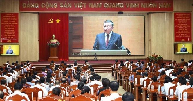 Nghị quyết hội nghị TƯ 3 được quán triệt, triển khai tới các cấp. Trong ảnh: Hội nghị toàn quốc nghiên cứu, học tập, quán triệt và triển khai thực hiện Nghị quyết Hội nghị lần thứ ba Ban Chấp hành Trung ương Đảng khóa XIV tại tỉnh An Giang. Ảnh: Lê Huy Hải - TTXVN