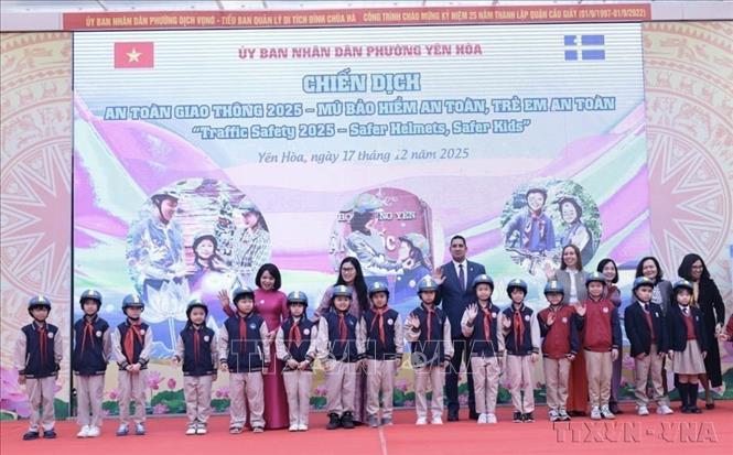 Nghị quyết 18-NQ/TW nêu xây dựng xã hội kỷ cương, an toàn, văn minh, hài hòa và phát triển. Trong ảnh: Đại sứ quán Thụy Điển tại Hà Nội phối hợp cùng Protec và Trường Tiểu học Trung Yên, Hà Nội triển khai Chiến dịch An toàn giao thông 2025 và trao tặng 400 mũ bảo hiểm đạt chuẩn cho học sinh tại Hà Nội. Ảnh: Trần Việt - TTXVN