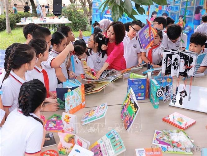 Những không gian đọc, học tập và tiếp cận tri thức góp phần hình thành đời sống văn hóa lành mạnh. Trong ảnh: Học sinh tham gia tìm hiểu, đọc sách trong 