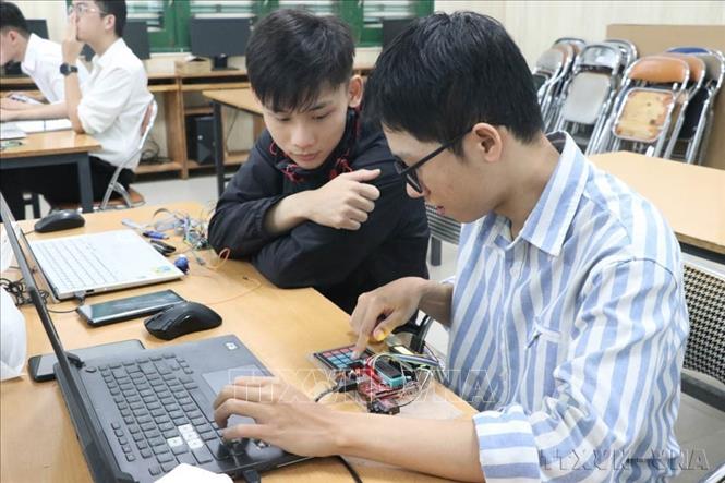 Từ giảng đường đến nền tảng công nghệ, đào tạo nguồn nhân lực mới là nền tảng của mô hình phát triển hiện đại. Trong ảnh: Sinh viên Trường Đại học Sư phạm Kỹ thuật Đà Nẵng thực hành nghiên cứu, phát triển các mô hình IoT tại phòng thí nghiệm. Ảnh: Khoa Chương - TTXVN