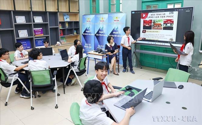 Nghị quyết 19-NQ/TW nêu đổi mới mô hình phát triển Việt Nam, lấy khoa học, công nghệ, đổi mới sáng tạo và nguồn nhân lực chất lượng cao làm những động lực quan trọng. Trong ảnh: Ngành Giáo dục và Đào tạo Hà Nội đã chủ động triển khai thí điểm mô hình ứng dụng trí tuệ nhân tạo trong dạy học. Ảnh: Thanh Tùng -TTXVN
