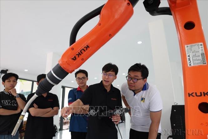 Kết nối đào tạo với thực tiễn giúp người học tiếp cận công nghệ mới và nhu cầu của thị trường lao động. Trong ảnh: Các thiết bị robot công nghiệp và hệ thống điều khiển tự động được doanh nghiệp tài trợ phục vụ công tác đào tạo cho các trường đại học kỹ thuật tại Đà Nẵng và khu vực miền Trung . Ảnh: Xuân Quý-TTXVN