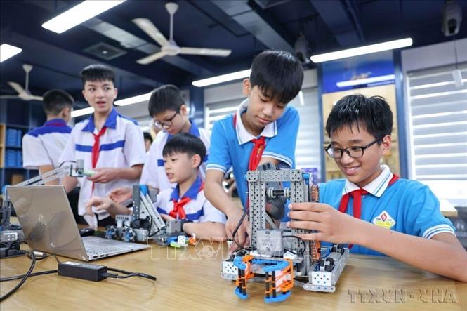 Những robot do học sinh tỉnh Tuyên Quang lắp ráp và lập trình có thể thực hiện các nhiệm vụ phức tạp, thể hiện khả năng tư duy logic và niềm đam mê công nghệ của các em. Ảnh: Thanh Tùng - TTXVN 
