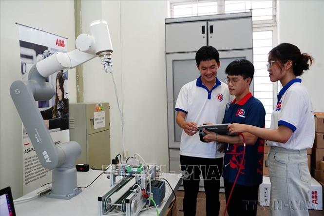 Đổi mới mô hình phát triển Việt Nam, tạo động lực mới từ khoa học, công nghệ, đổi mới sáng tạo và nguồn nhân lực chất lượng cao. Trong ảnh: Phòng thí nghiệm trọng điểm quốc gia Cơ điện tử và ứng dụng, trường Đại học Bách khoa, Đại học Đà Nẵng. Ảnh: TTXVN phát