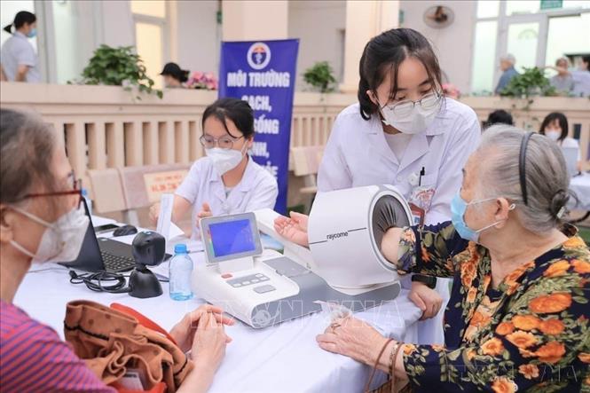 Quan tâm tới người cao tuổi và các nhóm dân cư là một biểu hiện cụ thể của mục tiêu phát triển vì con người. Trong ảnh: Ngành y tế Hà Nội tổ chức chương trình khám sức khỏe miễn phí cho người dân, tập trung vào nhóm người cao tuổi, triển khai đầy đủ từ khám tổng quát đến khám chuyên sâu, đặc biệt chú trọng các trường hợp có bệnh lý nền nhằm phát hiện sớm và tư vấn điều trị kịp thời (4/2026). Ảnh: Minh Quyết – TTXVN  