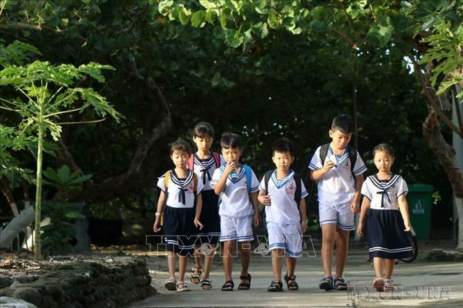 Giữ vững chủ quyền biển đảo đồng thời vun đắp sức sống, niềm tin và sự gắn bó của quân dân vùng biển đảo. Trong ảnh: Học sinh ở xã đảo Song Tử Tây (đặc khu Trường Sa) tới trường. Ảnh: Hữu Quyết - TTXVN