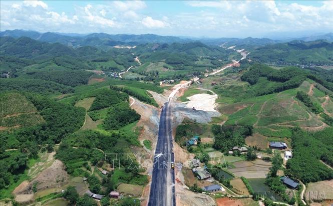 Những tuyến giao thông mới mở ra không gian phát triển, kết nối các vùng và thúc đẩy khai thác hiệu quả nguồn lực đất đai. Trong ảnh: Cao tốc Tuyên Quang - Hà Giang dự kiến sẽ hoàn thành, thông xe toàn tuyến vào cuối quý 3 năm 2026. Ảnh: Quốc Khánh - TTXVN