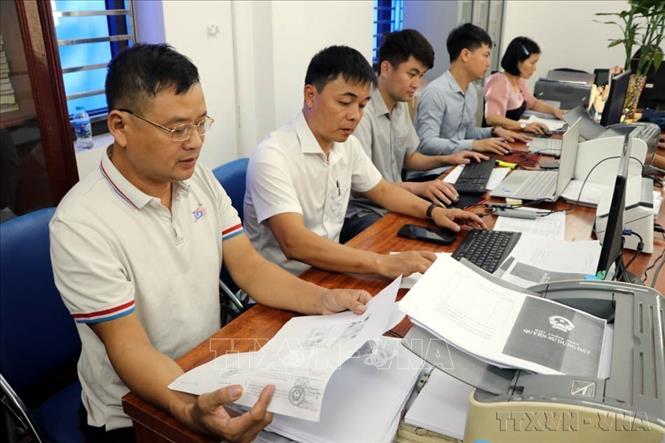 Nghị quyết 21-NQ/TW nêu hoàn thiện chính sách, pháp luật về đất đai, khai thác hiệu quả nguồn lực đất đai, nâng cao hiệu quả quản lý và sử dụng đất. Trong ảnh: Cán bộ xã Kim Thành (Hải Phòng) đang khẩn trương cập nhật dữ liệu, bổ sung thông về cơ sở dữ liệu đất đai của xã. Ảnh: Mạnh Tú - TTXVN
