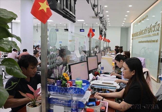  Nghị quyết 21-NQ/TW nêu hoàn thiện chính sách, pháp luật về đất đai, khai thác hiệu quả nguồn lực đất đai, nâng cao hiệu quả quản lý và sử dụng đất. Trong ảnh: Chi nhánh Văn phòng đăng ký đất đai số 2 triển khai mô hình “Nộp trực tuyến - đi một lần - nhận kết quả nhanh”, giải quyết thủ tục đất đai trong 2 - 4 giờ. Ảnh: Hồng Đạt - TTXVN