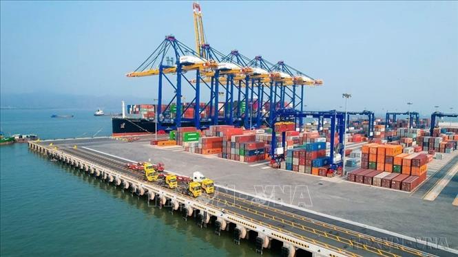 Nghị quyết 20-NQ/TW nêu xây dựng và phát triển Việt Nam trở thành quốc gia biển mạnh, phát huy tiềm năng, lợi thế của biển gắn với bảo vệ chủ quyền. Trong ảnh: Cảng Container Quốc tế Hateco Hải Phòng có khả năng tiếp nhận đồng thời 2 tàu container lớn nhất thế giới, công suất khai thác đạt 2,2 triệu TEU/năm, khẳng định vị thế là cảng nước sâu lớn nhất và hiện đại nhất miền Bắc. Ảnh: Hoàng Ngọc - TTXVN