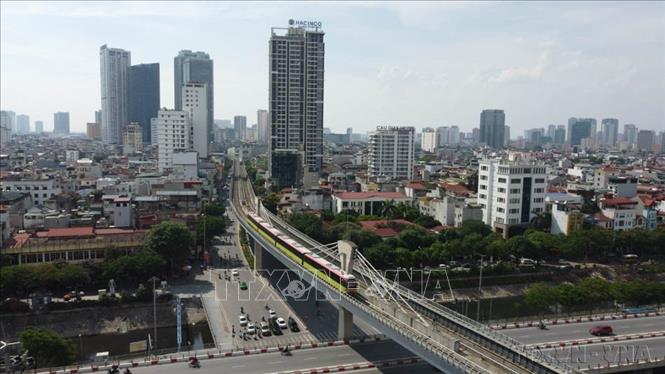 Những tuyến giao thông mới mở ra không gian phát triển, kết nối các vùng và thúc đẩy khai thác hiệu quả nguồn lực đất đai. Trong ảnh: Tuyến đường sắt đô thị đoạn Nhổn - Ga Hà Nội - Công trình chào mừng 70 năm Giải phóng Thủ đô (10/10/1954 - 10/10/2024). Ảnh: Huy Hùng - TTXVN