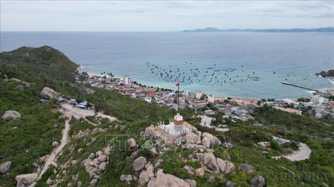 Bảo đảm an ninh trên biển gắn với hỗ trợ, đồng hành và chăm lo đời sống nhân dân vùng biển, đảo. Trong ảnh: Một góc xã đảo Nhơn Châu, tỉnh Gia Lai. Ảnh: Khoa Chương - TTXVN