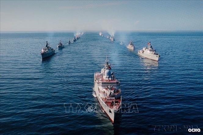Xây dựng lực lượng đáp ứng yêu cầu bảo vệ vững chắc chủ quyền biển, đảo trong tình hình mới. Trong ảnh: Các lực lượng vũ trang trên biển, với sự tham gia của Hải quân nhân dân Việt Nam, Cảnh sát biển Việt Nam, Bộ đội Biên phòng, Hải đội Dân quân thường trực cùng nhiều phương tiện, khí tài hiện đại tại lễ diễu binh trên biển kỷ niệm 80 năm Quốc khánh 2/9/2025. Ảnh: Quân chủng Hải quân/TTXVN phát