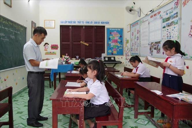 Phát triển biển luôn gắn với bảo vệ chủ quyền, giữ vững không gian biển đảo của Tổ quốc. Trong ảnh: Trường học ở đặc khu Trường Sa được đầu tư khang trang, đáp ứng nhu cầu dạy và học theo định hướng phát triển của Đảng, Nhà nước. Ảnh: TTXVN phát
