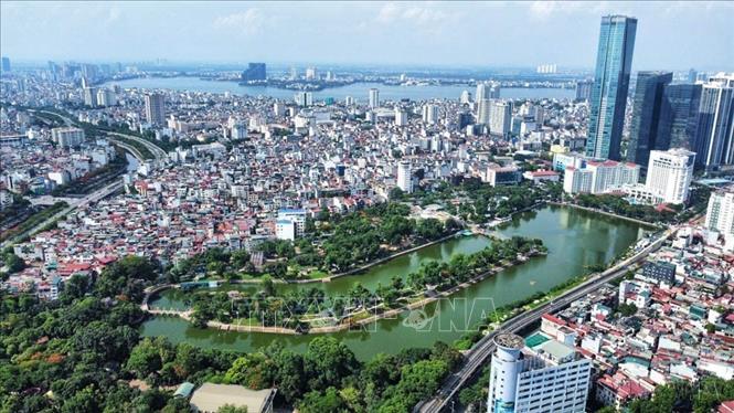 Kết luận 75-KL/TW nhấn mạnh bảo vệ môi trường, chủ động ứng phó với biến đổi khí hậu, hướng tới phát triển xanh và bền vững. Trong ảnh: Công viên Thủ Lệ một trong những 