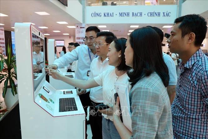 Kết luận 76-KL/TW nhấn mạnh tiếp tục hoàn thiện, vận hành hiệu quả mô hình tổ chức tổng thể của hệ thống chính trị và mô hình chính quyền địa phương 2 cấp. Trong ảnh: Người dân trải nghiệm Kiosk thông minh và hệ thống xác thực, cấp bản sao số, tài liệu điện tử đặt tại Trung tâm Phục vụ hành chính công tỉnh Quảng Ninh. Ảnh: Đức Hiếu - TTXVN