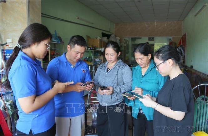 Kết luận 76-KL/TW nhấn mạnh tiếp tục hoàn thiện, vận hành hiệu quả mô hình tổ chức tổng thể của hệ thống chính trị và mô hình chính quyền địa phương 2 cấp. Trong ảnh: Đoàn Thanh niên Tổ dân phố Nam Hải 2, phường Hải An, hỗ trợ người dân cài đặt ứng dụng “Sổ sức khỏe điện tử”. Ảnh: Minh Thu - TTXVN